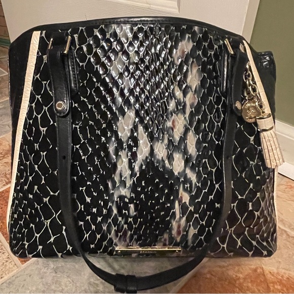 👜 RARE FIND!! Brahmin Medium Asher Python Print Tote in Black Carlisle pattern! - Picture 3 of 11